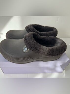 CROCS Slip-On Clog Fleece  lined Unisex insulated Men Size 6 women size 8